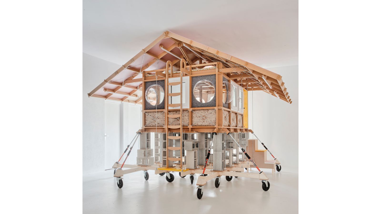 Seasonal House: A domestic climate driven experiment