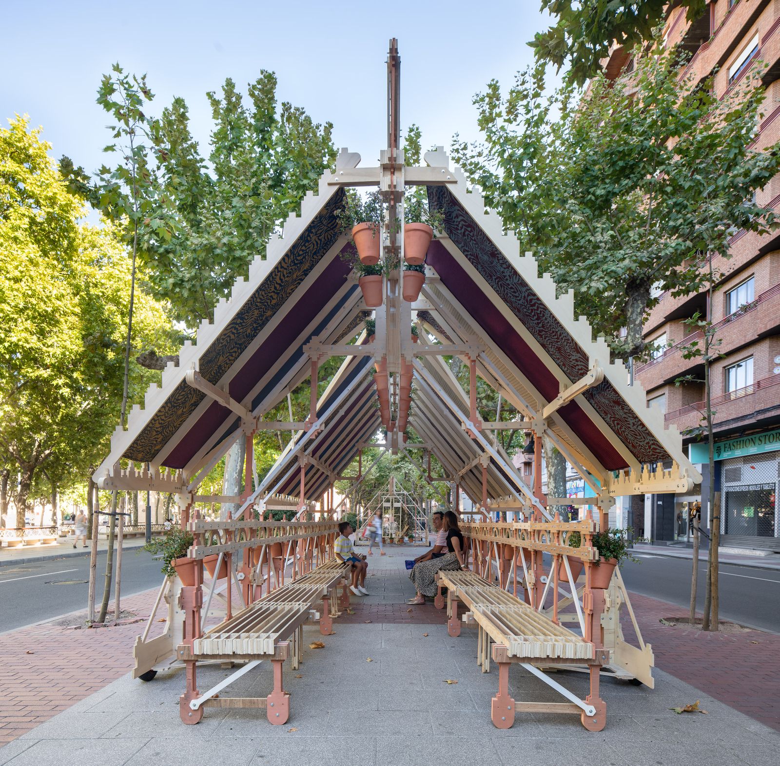 100 Sillas y 3 Salones Urbanos