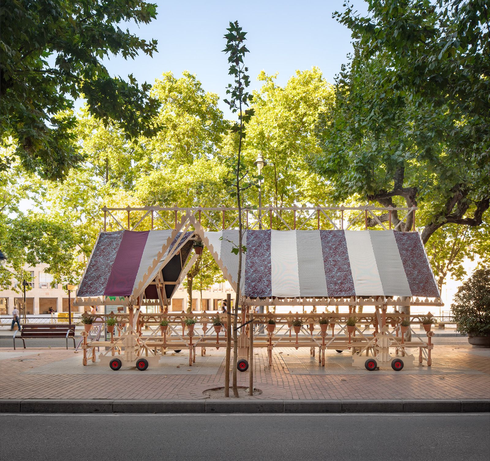 100 Sillas y 3 Salones Urbanos