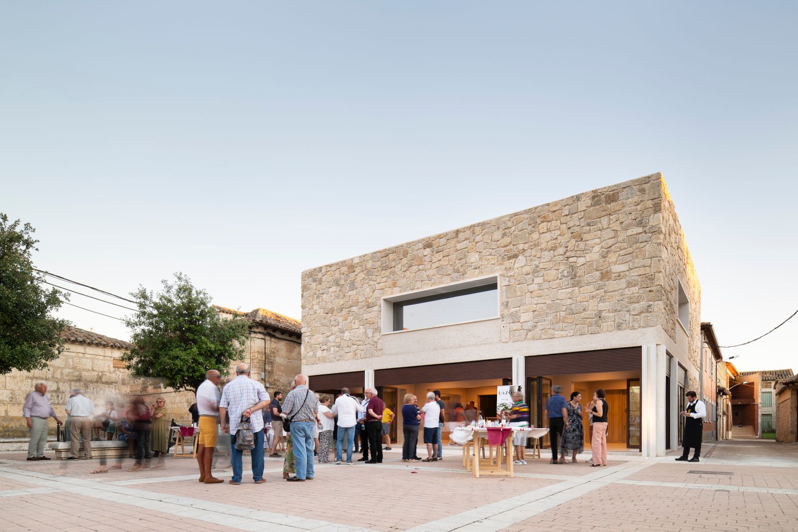 CASA DE COMIDAS EN CASTROMONTE -EDIFICIO PLAZA -