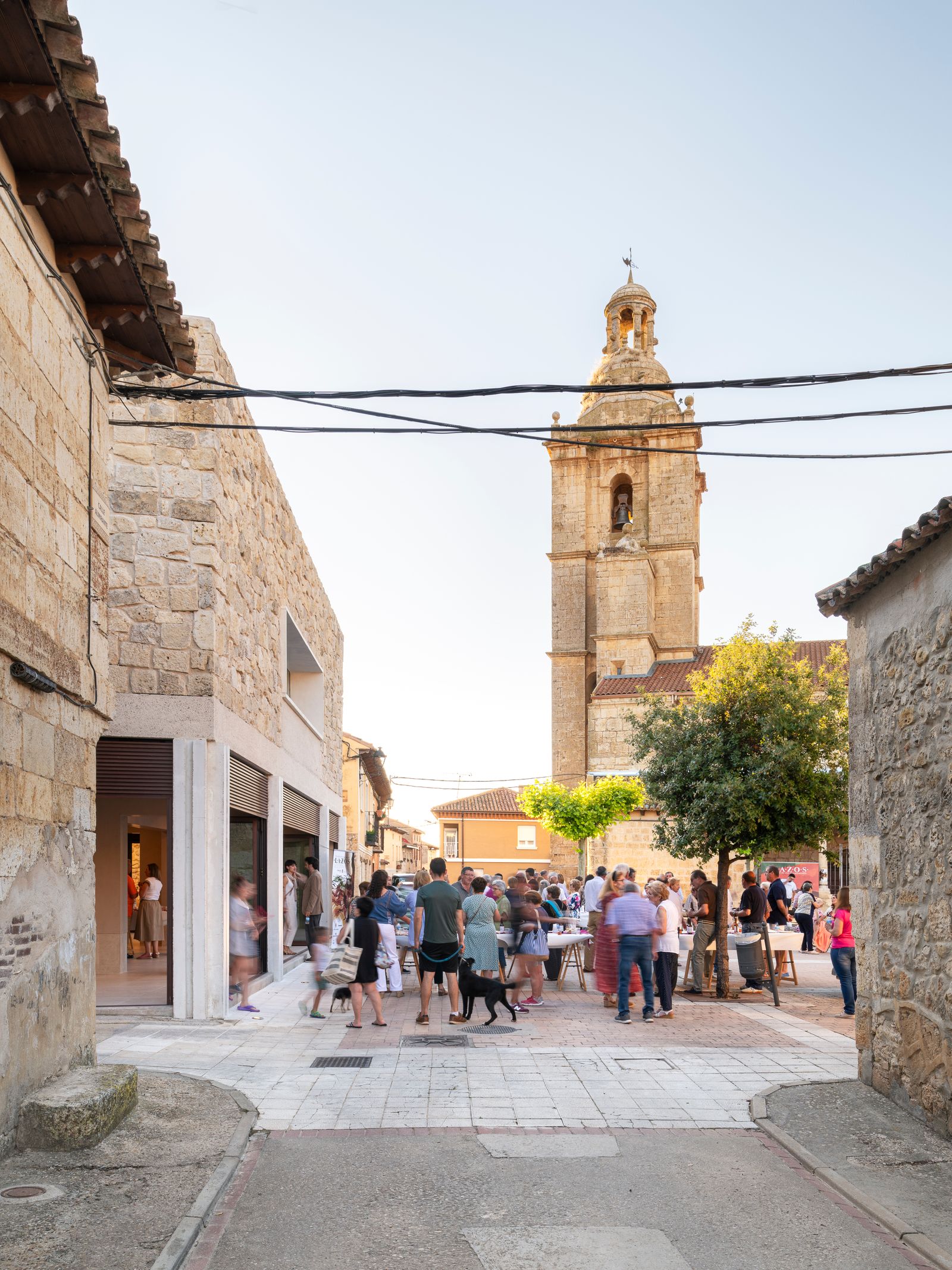 CASA DE COMIDAS EN CASTROMONTE -EDIFICIO PLAZA -