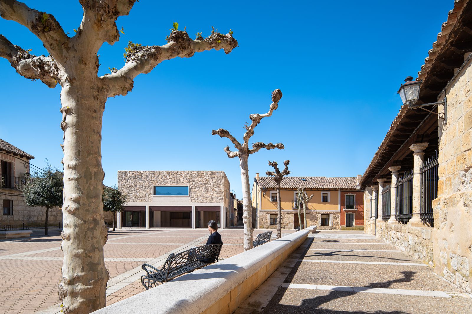 CASA DE COMIDAS EN CASTROMONTE -EDIFICIO PLAZA -