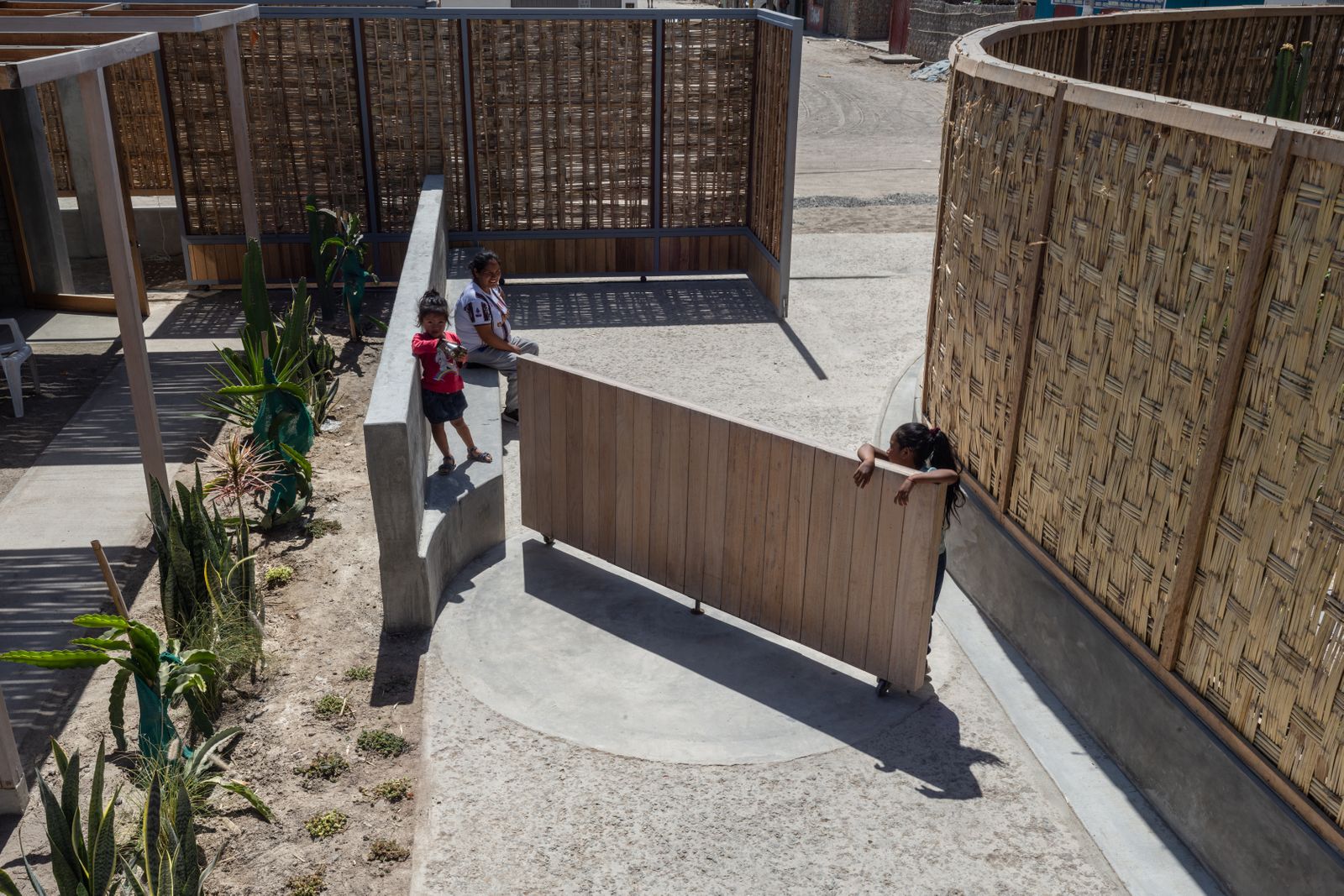 Escuela Inicial 140 en la Comunidad de Santa Cruz de Villacuri "Barrio Chino", Desierto de Ica, Peru