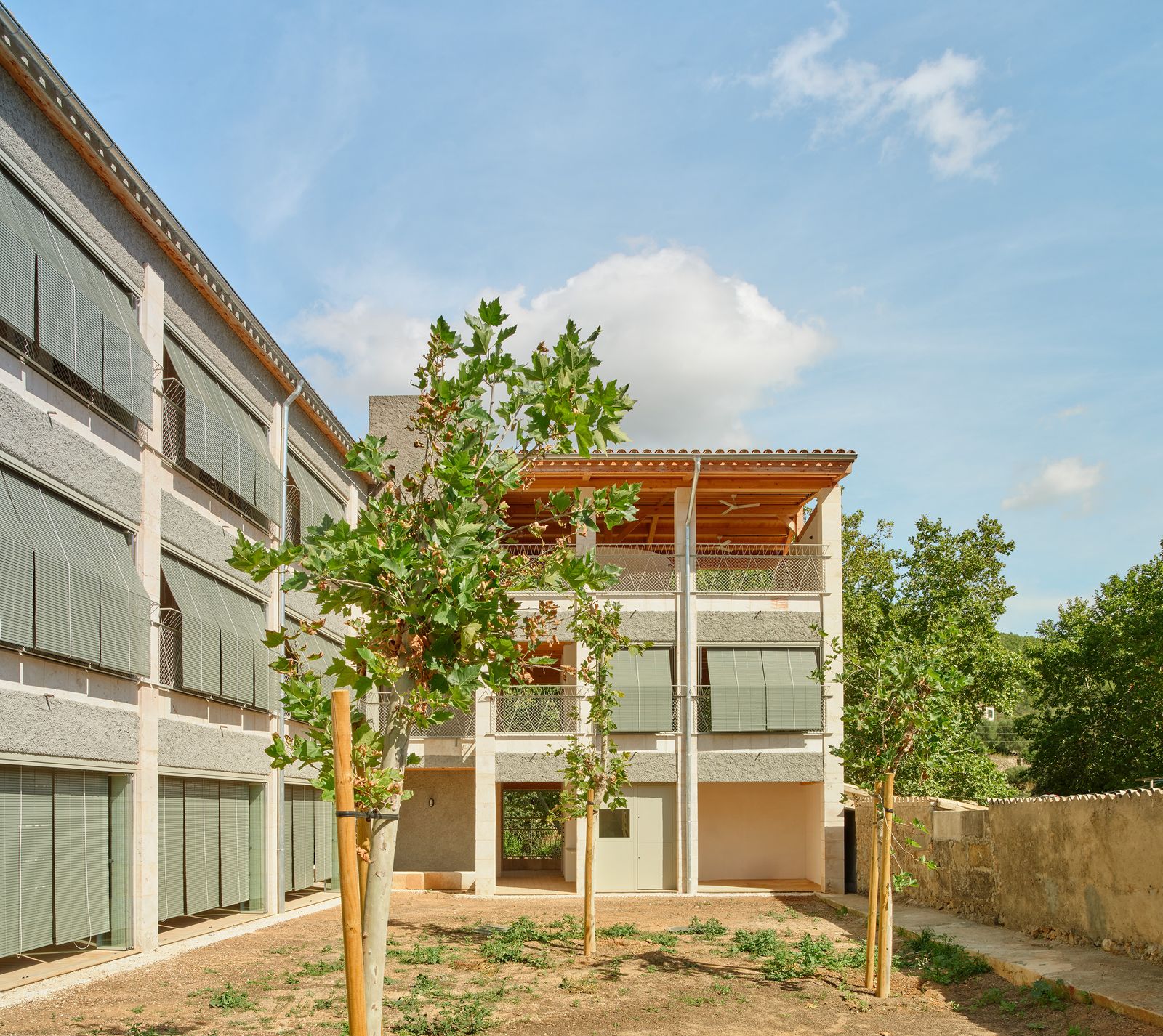 18 Viviendas sociales intergeneracionales en Esporles