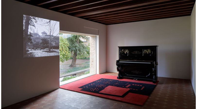Una ventana en un jardín de la alhambra. rehabilitación de la edificación anexa al baño de la mezquita de la alhambra para espacio expositivo del legado artístico y musical de la familia barrios | Premis FAD 2022 | Interiorisme