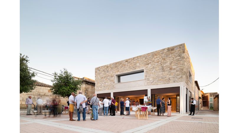 Casa de comidas en castromonte -edificio plaza - | Premis FAD 2025 | Arquitectura