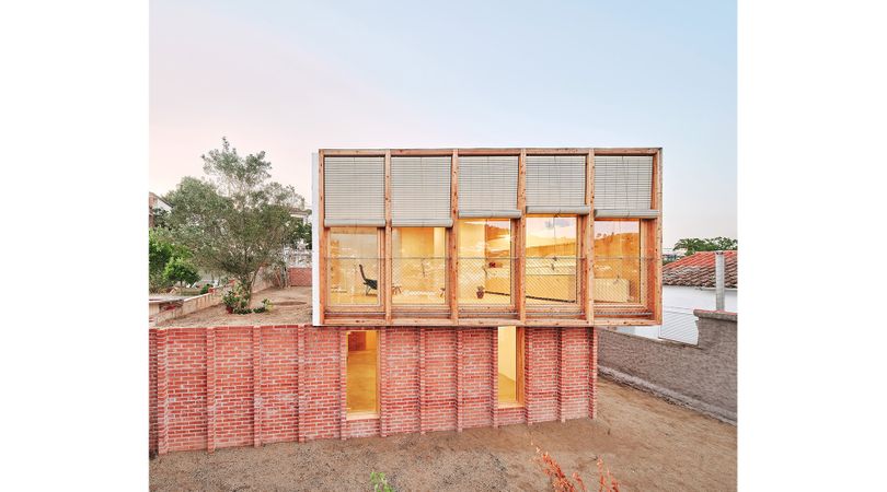 Casa sobre un sòcol de maó | Premis FAD 2023 | Arquitectura