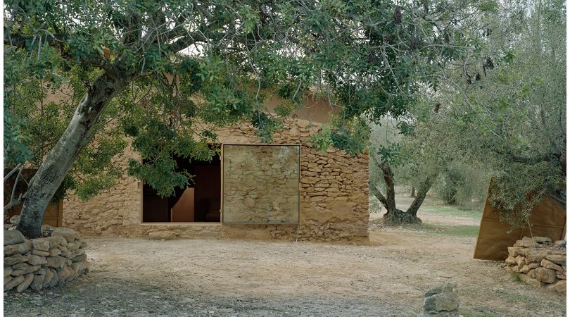 Human shelter in an olive grove | Premis FAD 2024 | Interiorisme