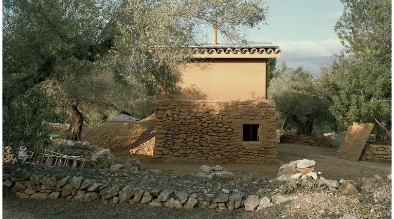 Human shelter in an olive grove | Premis FAD 2024 | Interiorisme