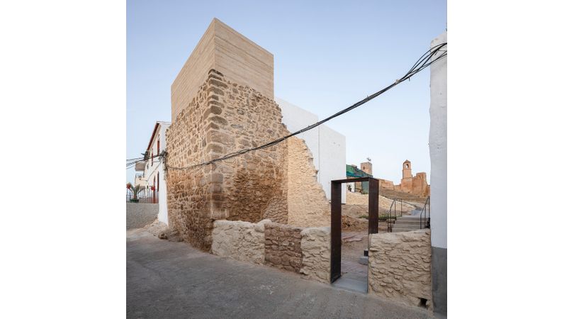 Puesta en valor del torreón y el lienzo de muralla árabes en el cerro de las torres | Premis FAD 2024 | Town and Landscape